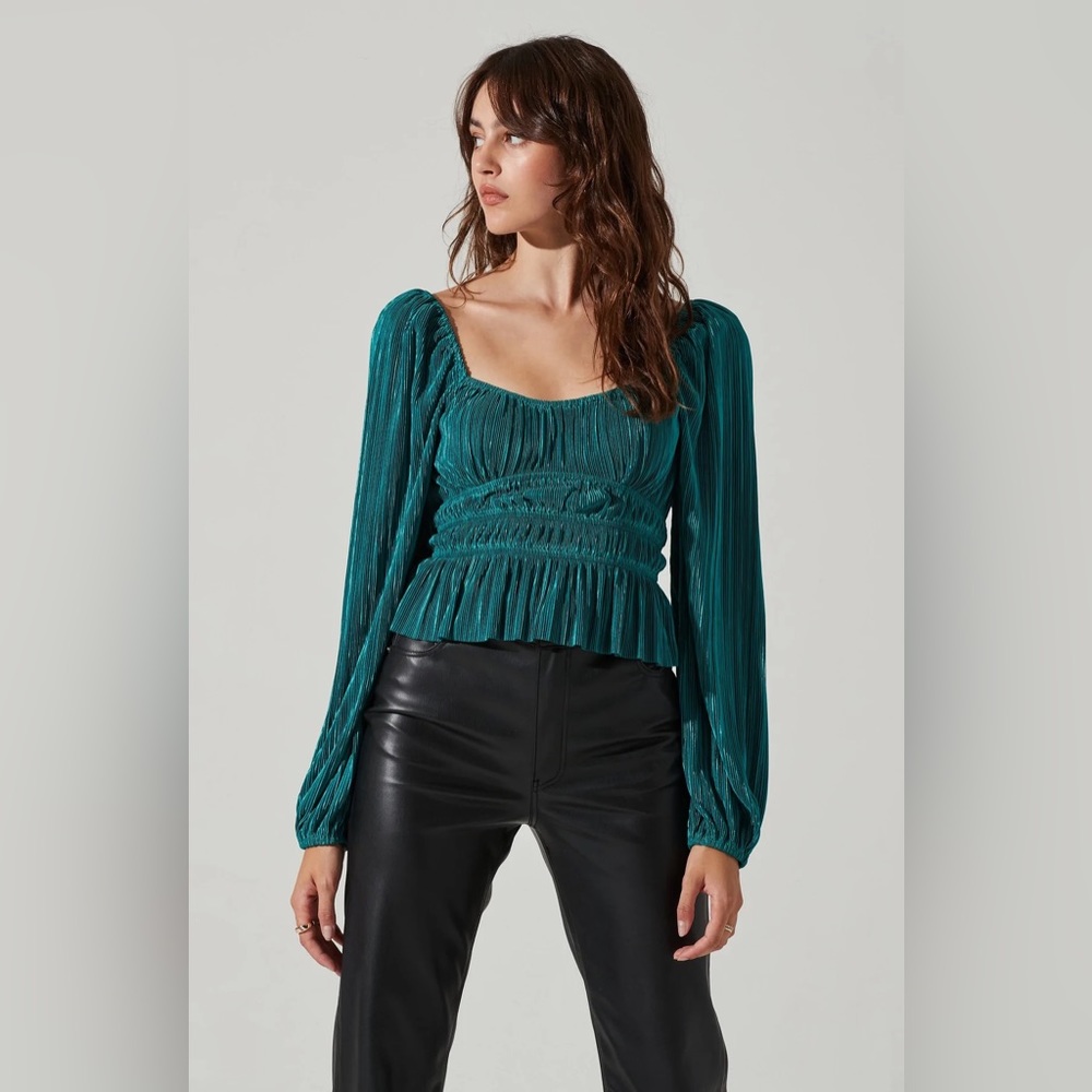 NWOT ASTR THE LABEL Ziva Plisse Top Size XL in Hunter Green *Sold Out*
